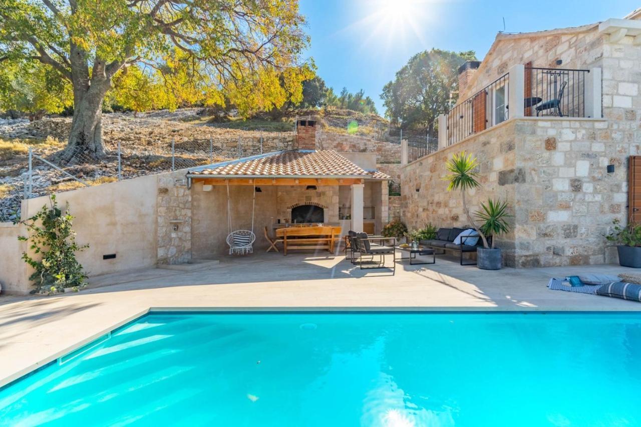 New Villa Ani! Traditional And Luxurious 4-Bedroom Villa With Heated Pool And Sea Views Postira Buitenkant foto