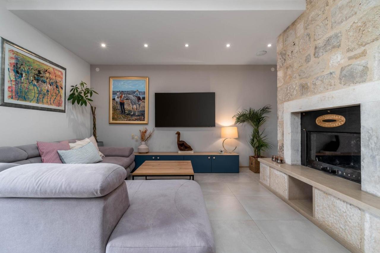 New Villa Ani! Traditional And Luxurious 4-Bedroom Villa With Heated Pool And Sea Views Postira Buitenkant foto
