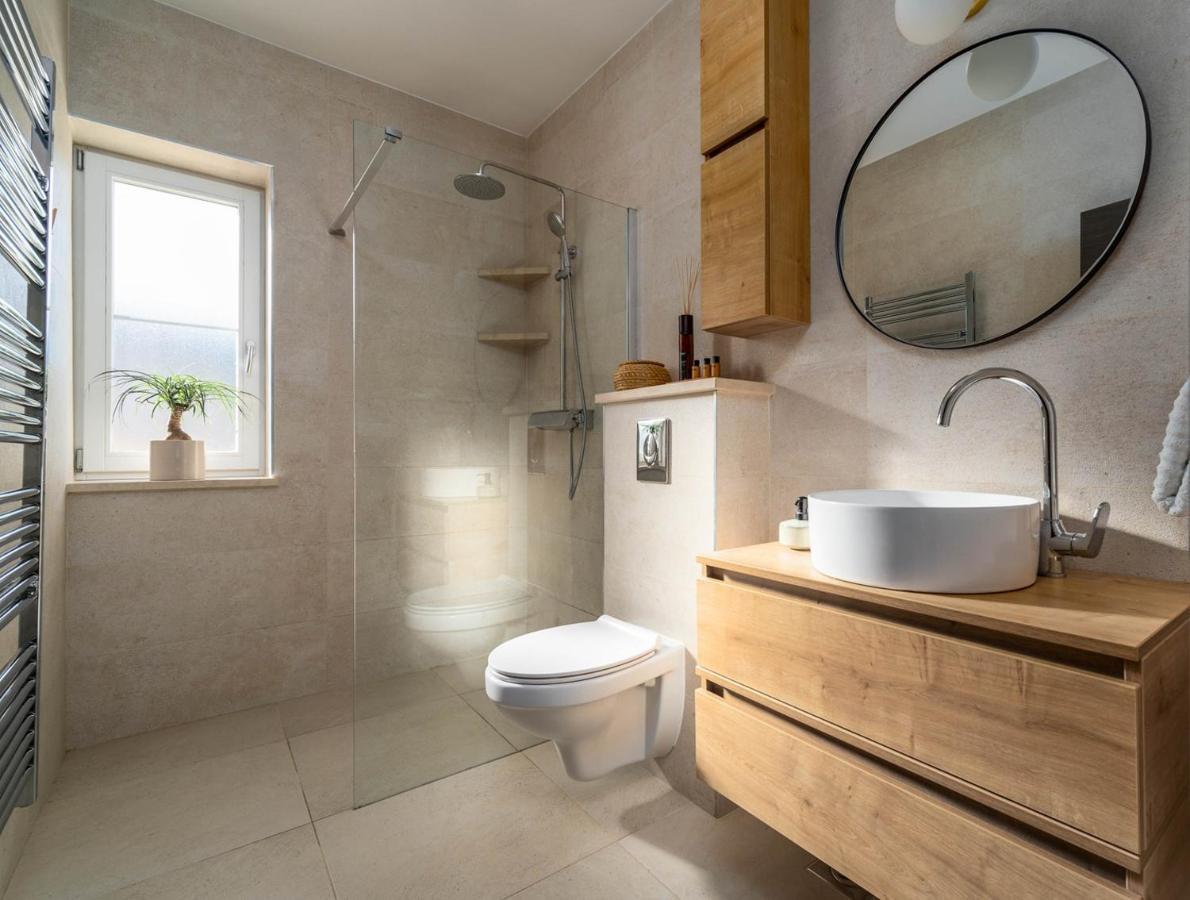 New Villa Ani! Traditional And Luxurious 4-Bedroom Villa With Heated Pool And Sea Views Postira Buitenkant foto