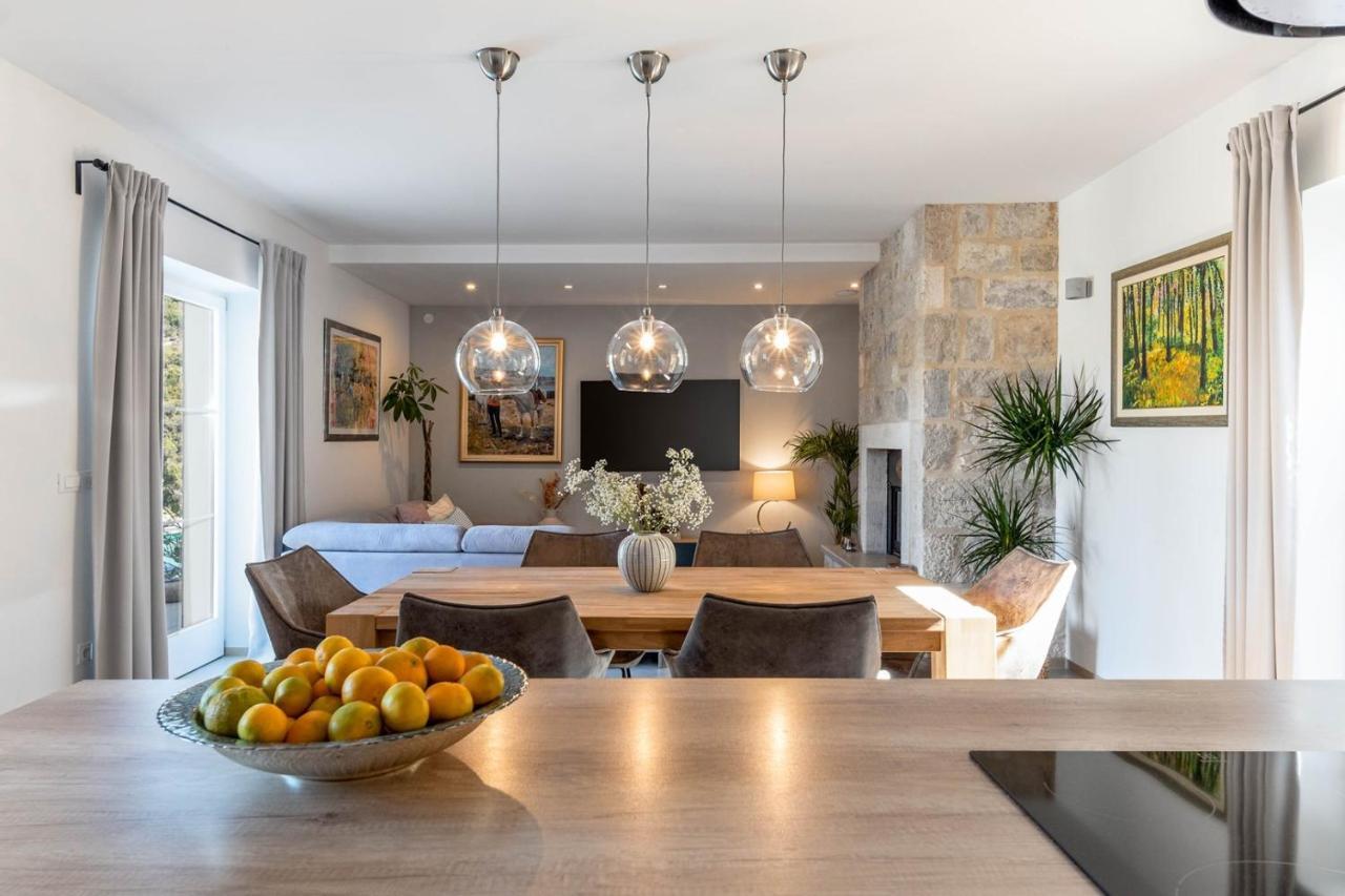 New Villa Ani! Traditional And Luxurious 4-Bedroom Villa With Heated Pool And Sea Views Postira Buitenkant foto
