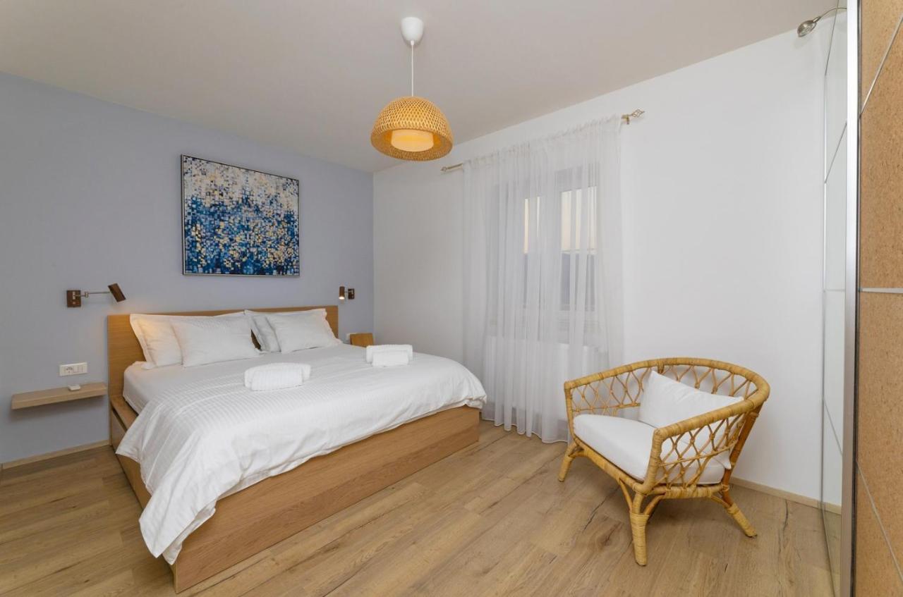 New Villa Ani! Traditional And Luxurious 4-Bedroom Villa With Heated Pool And Sea Views Postira Buitenkant foto